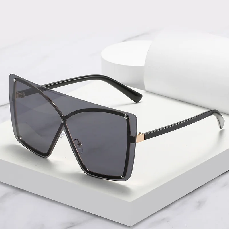 2021 new sunglasses big frame one-piece lens sunglasses women trend fashion metal sunglasses men street shooting catwalk glasses
2021 new sunglasses big frame one-piece lens sunglasses women trend fashion metal sunglasses men street shooting catwalk glasses