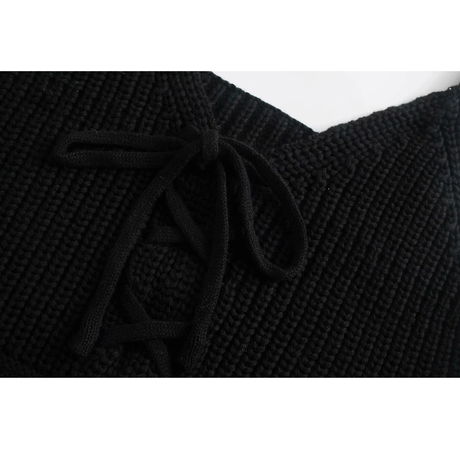 Knitted suspender vest with V-neck, short bra, shoulder exposed, navel leaking, high waist bottom and strap suspender vest
Knitted suspender vest with V-neck, short bra, shoulder exposed, navel leaking, high waist bottom and strap suspender vest