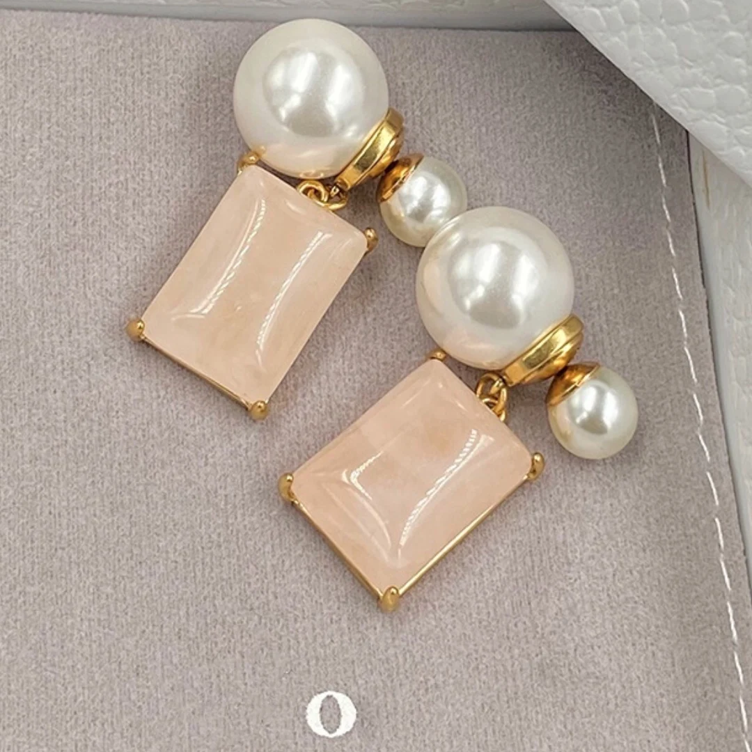 Stud earring, imitation pearl and resin square design best-selling ladies party jewelry, high fashion retro stud earring.
Stud earring, imitation pearl and resin square design best-selling ladies party jewelry, high fashion retro stud earring.