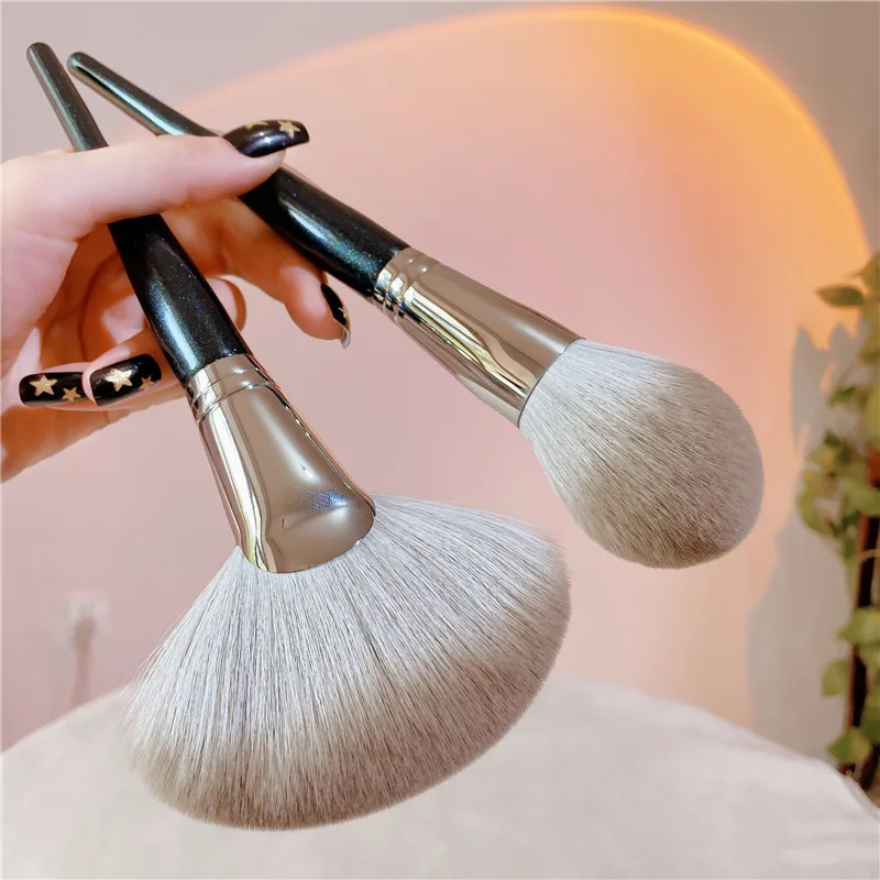 New Makeup Brush Silver Fox Synthetic Hair Powder Brush Fan-Shaped Residual Powder Brush Large Soft Loose Powder Setting Brush
New Makeup Brush Silver Fox Synthetic Hair Powder Brush Fan-Shaped Residual Powder Brush Large Soft Loose Powder Setting Brush
