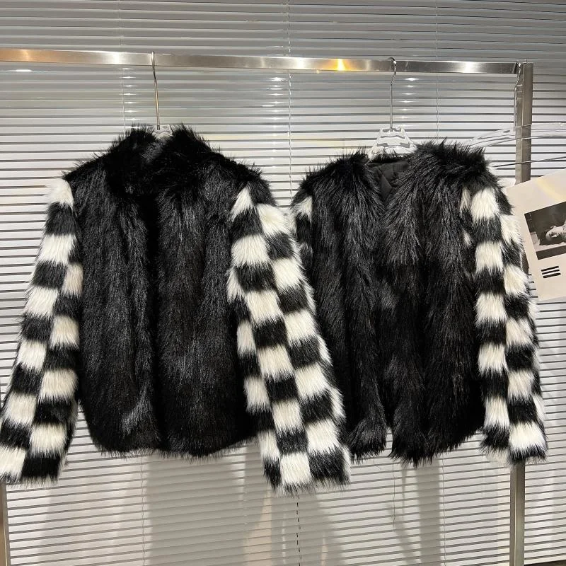 Клетчатая пушистая цветная куртка
Клетчатая пушистая цветная куртка