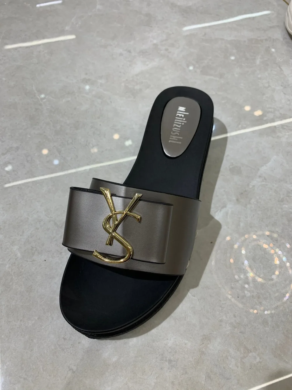 Thick-soled muffins bread drag summer new letter printing buckle lazy slippers women shoes beach slippers zapatillas mujer 2021
Thick-soled muffins bread drag summer new letter printing buckle lazy slippers women shoes beach slippers zapatillas mujer 2021
