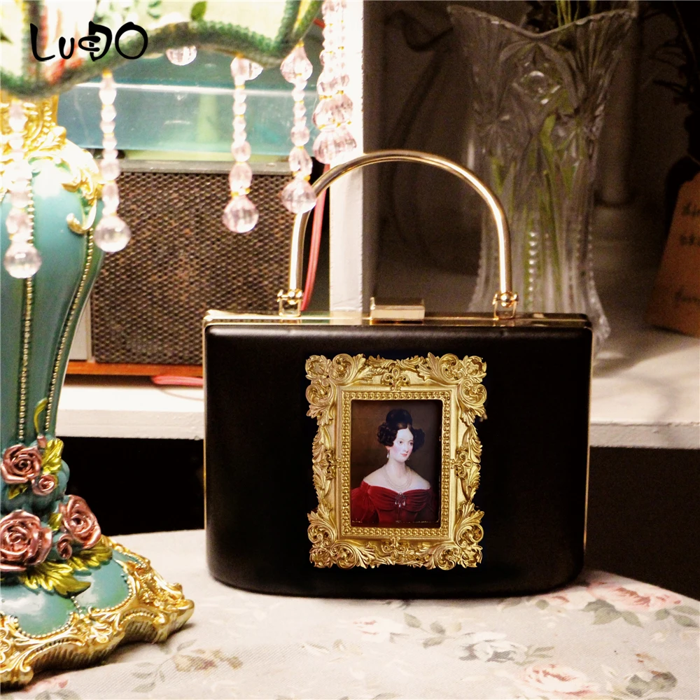 Retro Baroque Relief Metal Box HandBag Oil Painting Photo Frame Shoulder Messenger Bags Fashion Crossbody Bags for Women 2022
Retro Baroque Relief Metal Box HandBag Oil Painting Photo Frame Shoulder Messenger Bags Fashion Crossbody Bags for Women 2022