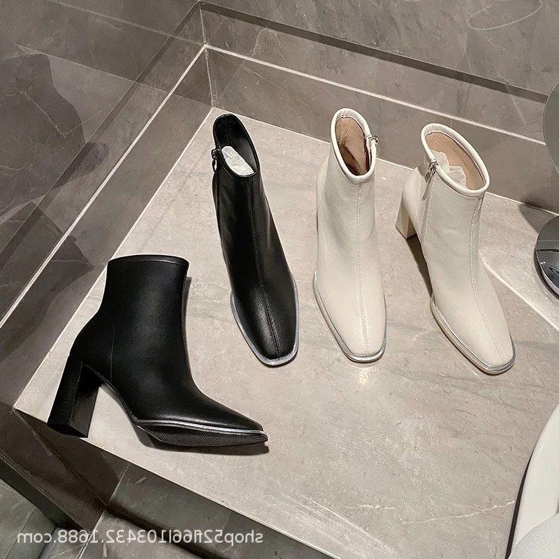 Autumn and winter leather high-heeled short boots women's thick heel square head boots fashion boots side zipper small
Autumn and winter leather high-heeled short boots women's thick heel square head boots fashion boots side zipper small