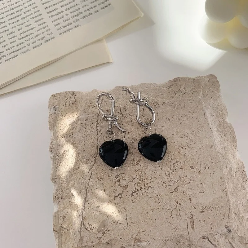 LOVOACC Gothic Wonderful Asymmetric Black Love Heart Dangle Earring for Women Hollow Metallic Knot Earring Jewelry Brincos 2021
LOVOACC Gothic Wonderful Asymmetric Black Love Heart Dangle Earring for Women Hollow Metallic Knot Earring Jewelry Brincos 2021