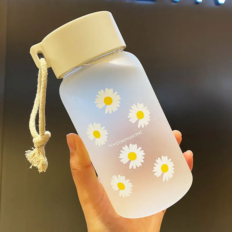 500Ml Small Daisy Creative Transparent Plastic Water Bottles Bpa Free Frosted Water Bottle with Portable Rope Travel Tea Cup
500Ml Small Daisy Creative Transparent Plastic Water Bottles Bpa Free Frosted Water Bottle with Portable Rope Travel Tea Cup