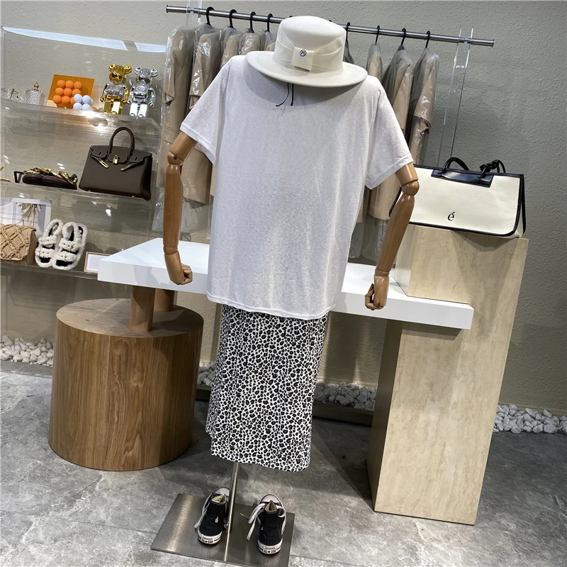 2021 Irregular Split Design Round Neck Short Sleeve Solid Color Casual T-shirt+retro Leopard Elastic Waist Slit Overskirt Suit 
2021 Irregular Split Design Round Neck Short Sleeve Solid Color Casual T-shirt+retro Leopard Elastic Waist Slit Overskirt Suit