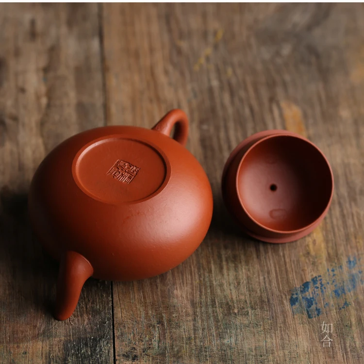 Such as in yixing clay ore zhu can keep classic pear pot of short pot of narrow kung fu tea pot to mouth pot seal
Such as in yixing clay ore zhu can keep classic pear pot of short pot of narrow kung fu tea pot to mouth pot seal