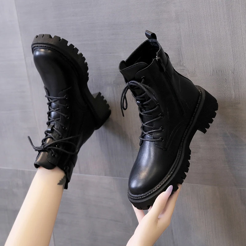 Ботинки женские с круглым носком, на шнуровке, на плоской подошве
Ботинки женские с круглым носком, на шнуровке, на плоской подошве