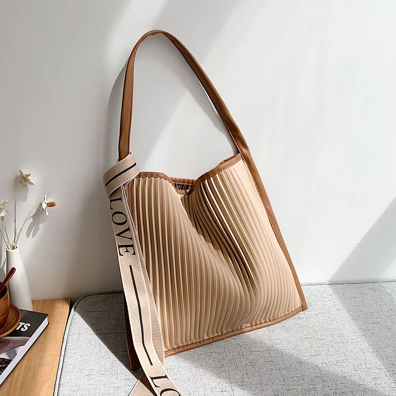 Big Soft Stripe PU Leather Crossbody Bag for Women 2021 New High-quality Designer Handbag Luxury Brand Shoulder Purses
Big Soft Stripe PU Leather Crossbody Bag for Women 2021 New High-quality Designer Handbag Luxury Brand Shoulder Purses