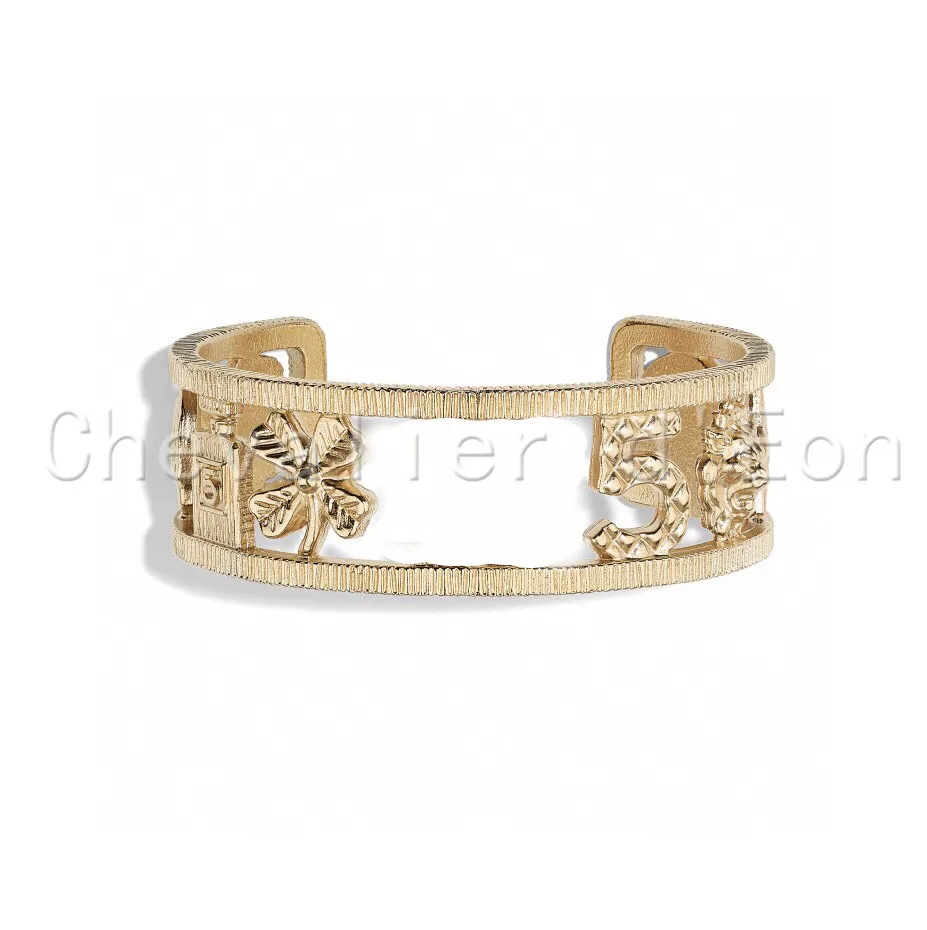 Chevalier d'Eon Classic Hollow Out Design Bracelet Fashion High-End Brand Jewelry Party Wedding Accessories Gift For Women
Chevalier d'Eon Classic Hollow Out Design Bracelet Fashion High-End Brand Jewelry Party Wedding Accessories Gift For Women