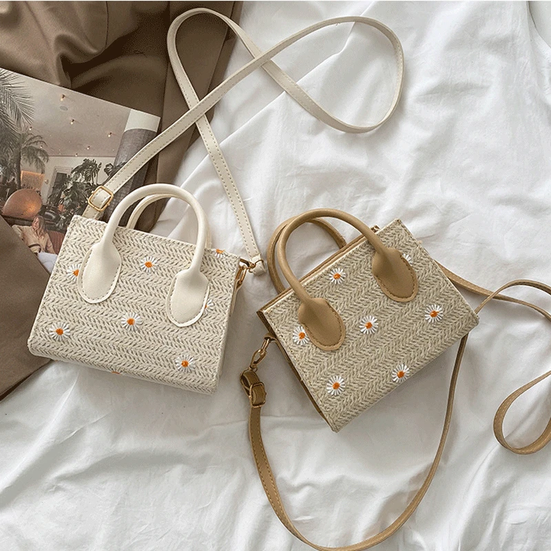 Popular Female Summer 2021 New Small Daisy Woven Handbag Women Leisure Zipper Shoulder Bag Trendy Shopper Square Crossbody Bag
Popular Female Summer 2021 New Small Daisy Woven Handbag Women Leisure Zipper Shoulder Bag Trendy Shopper Square Crossbody Bag