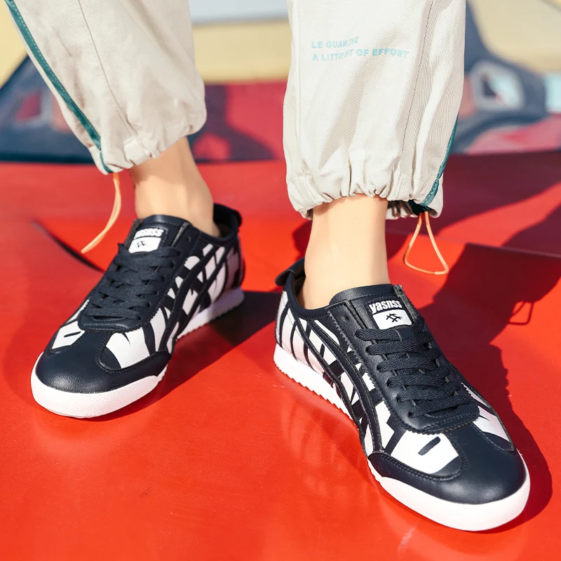 The new Forrest leather sneakers, lovers flat-bottom all seasons sneakers, light and breathable, non-slip and wear-resistant
The new Forrest leather sneakers, lovers flat-bottom all seasons sneakers, light and breathable, non-slip and wear-resistant