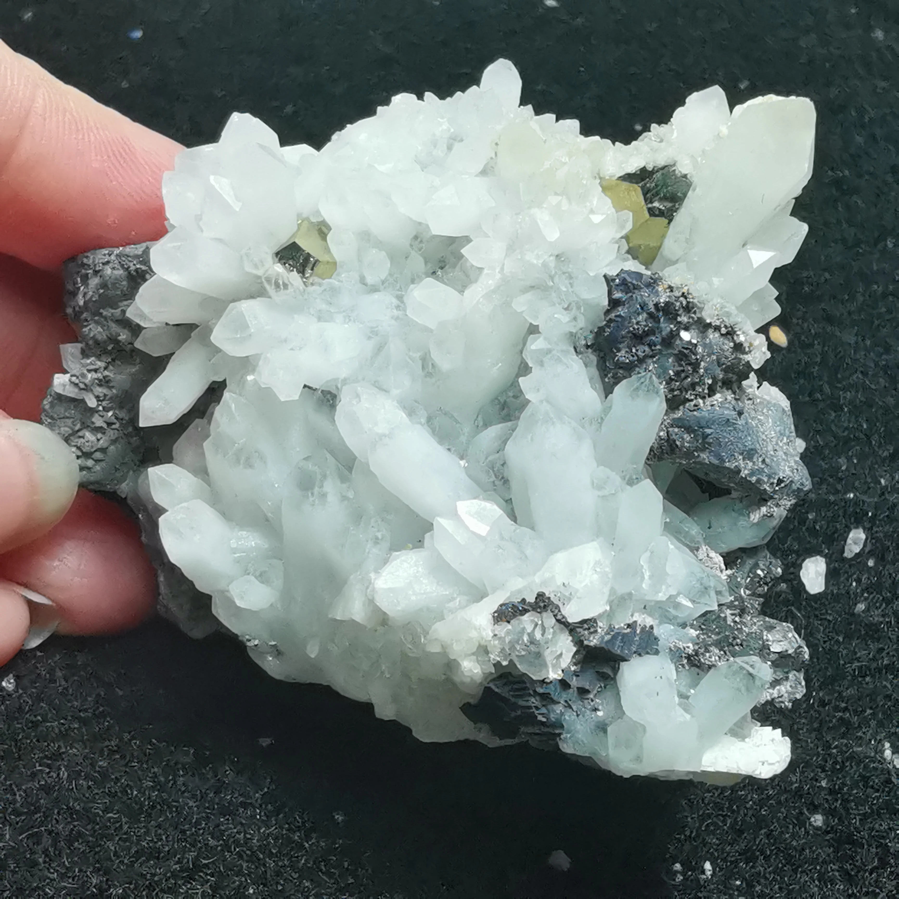 197gNatural white crystal cluster and brass metal mineral symbiosis mineral stone decoration CRYSTAL QUARTZ GEM home decoration
197gNatural white crystal cluster and brass metal mineral symbiosis mineral stone decoration CRYSTAL QUARTZ GEM home decoration