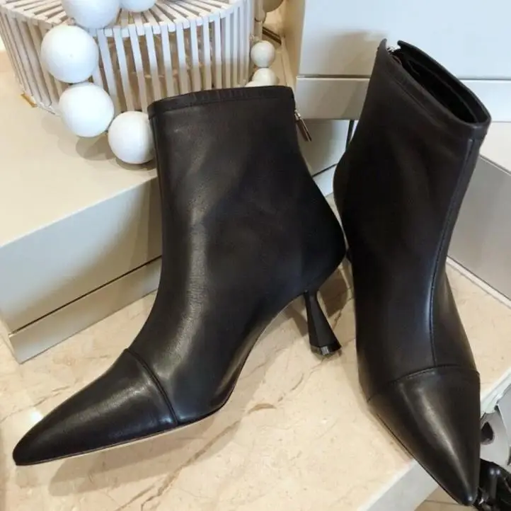2021 Spring Autumn Black Cowhide Bare Boot Mid High Heel Leather Martin Boot with Pointy Toe Back Zipper 
2021 Spring Autumn Black Cowhide Bare Boot Mid High Heel Leather Martin Boot with Pointy Toe Back Zipper