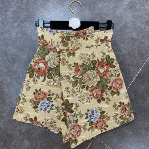 2021 Spring Irregular Grinding Buttons Retro Large Flower Pattern Women High Waist Shorts Female Clothing
2021 Spring Irregular Grinding Buttons Retro Large Flower Pattern Women High Waist Shorts Female Clothing
