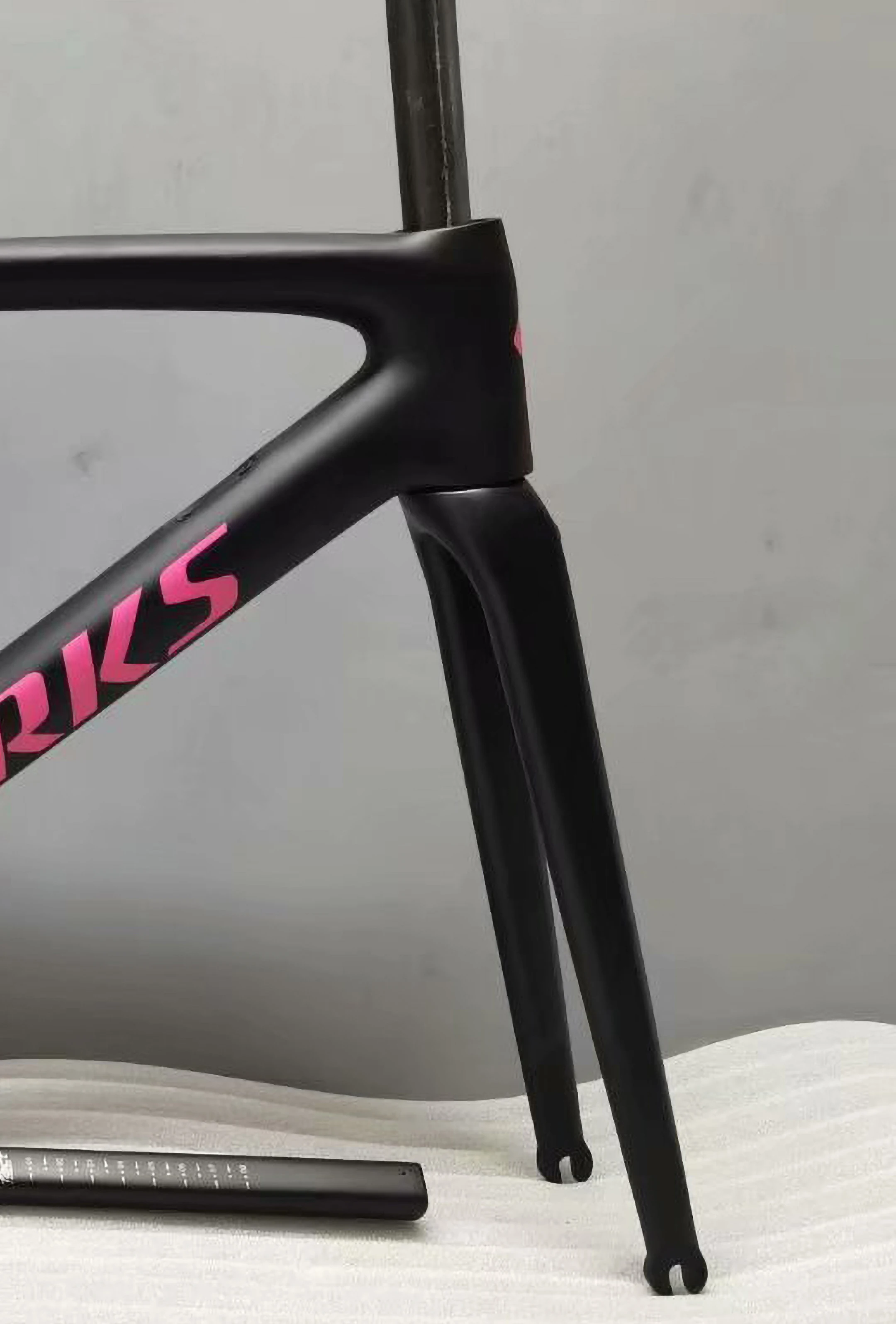2021 lightest SL7 Rim brake SL6 F14 brake carbon frame road bike clean routing threaded BSA with integrated handlebar stem 700C
2021 lightest SL7 Rim brake SL6 F14 brake carbon frame road bike clean routing threaded BSA with integrated handlebar stem 700C