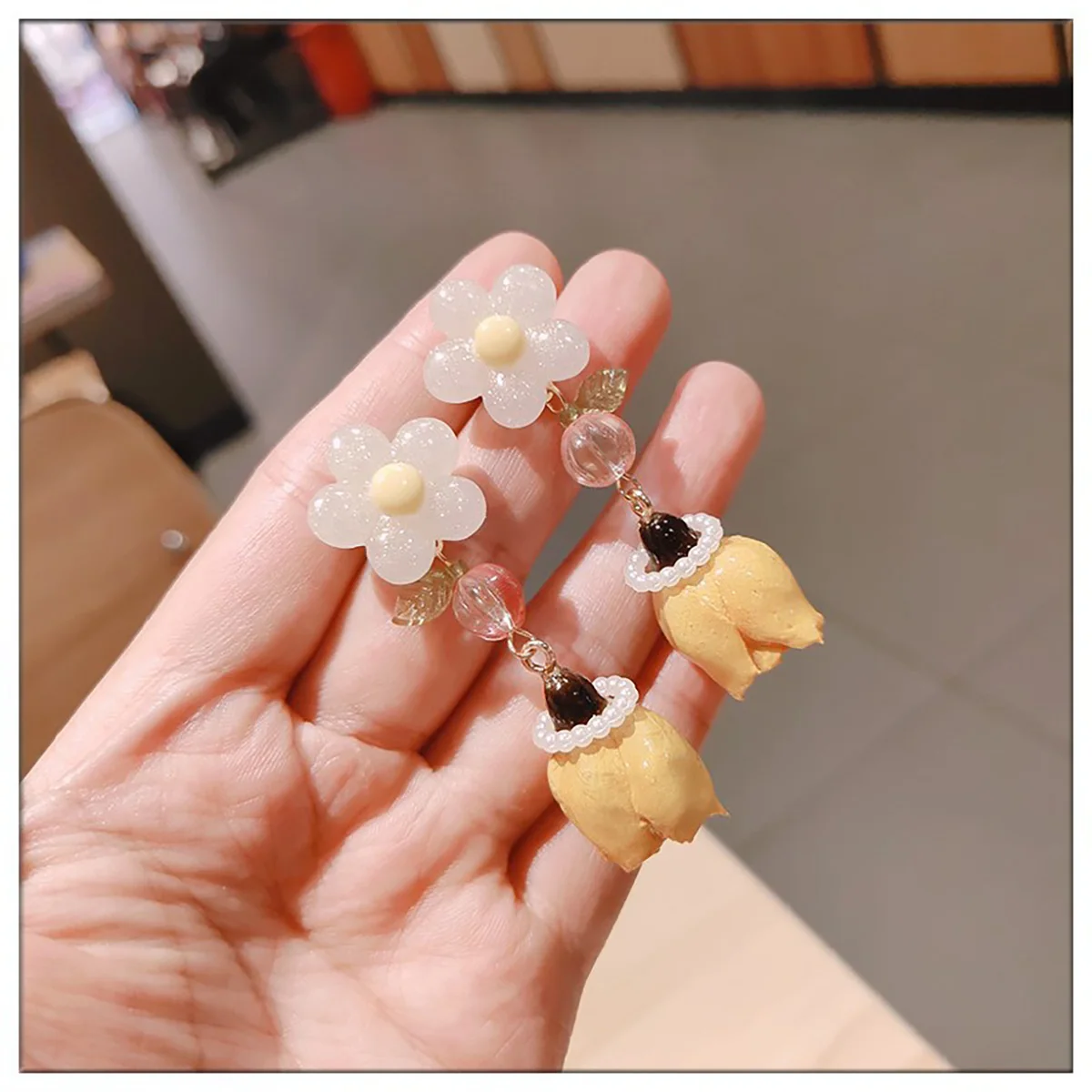 AVEBIEN 2021 Korean Version Fairy Temperament Women's Stud Earrings Resin Yellow Daisy Flower Bud All-match Earrings Accessories
AVEBIEN 2021 Korean Version Fairy Temperament Women's Stud Earrings Resin Yellow Daisy Flower Bud All-match Earrings Accessories