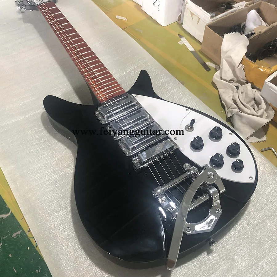 High quality 325 electric guitar, black paint, rosewood matte fingerboard, 527 chord length, Korean double-wave vibrato bridge,
High quality 325 electric guitar, black paint, rosewood matte fingerboard, 527 chord length, Korean double-wave vibrato bridge,