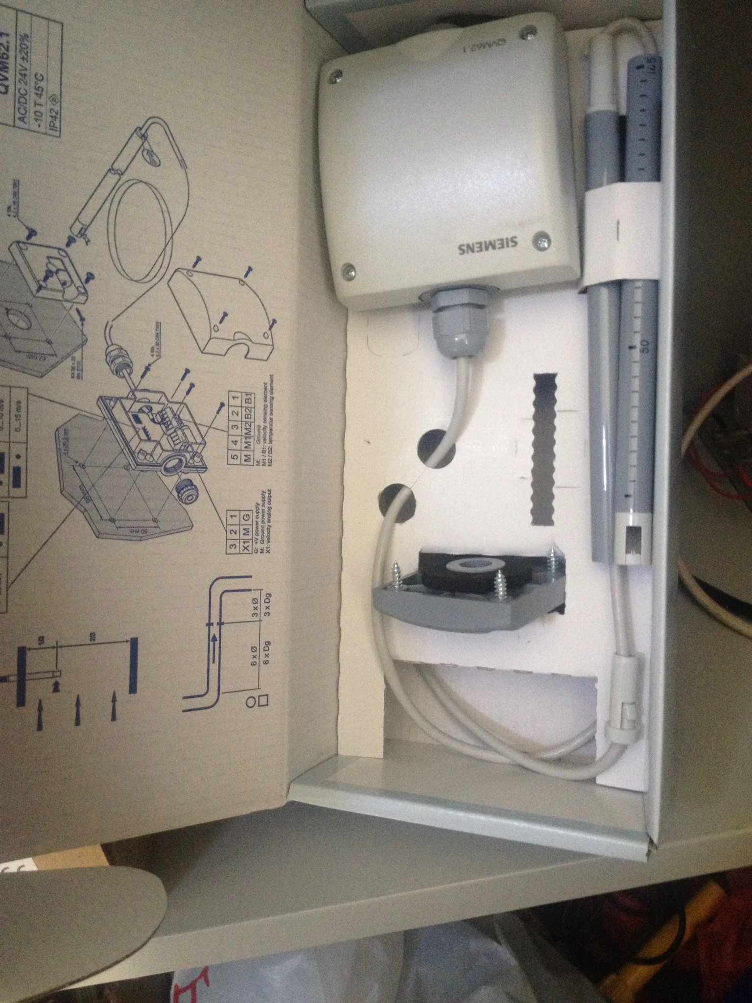SIEMENS QVM62.1 Air velocity sensor used for modulating fan control in primary plants to set the basic volume flow.
SIEMENS QVM62.1 Air velocity sensor used for modulating fan control in primary plants to set the basic volume flow.