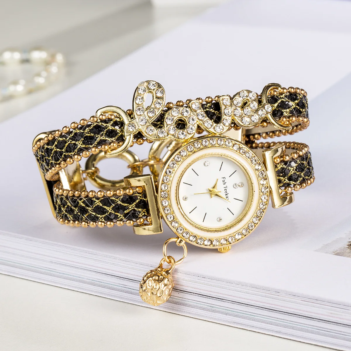 Luxury Women Bracelet Watch Rhinestone Love Leather Belt Dress WristWatch Fashion Ladies Quartz Watch Clock Relogio Feminino
Luxury Women Bracelet Watch Rhinestone Love Leather Belt Dress WristWatch Fashion Ladies Quartz Watch Clock Relogio Feminino