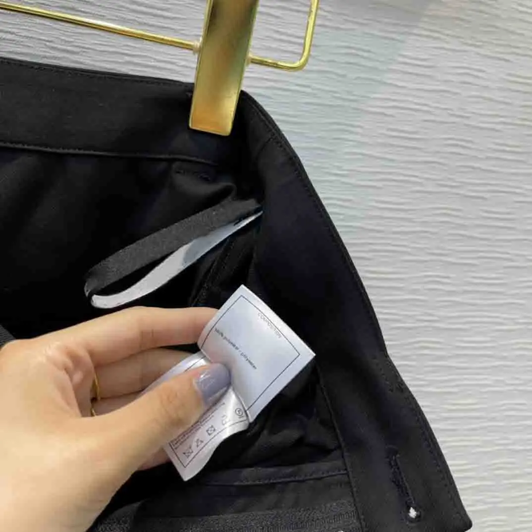 2021 Summer New Knee-Length Pants for Women High Quality Polyester Straight Casual Pants Metal Chain High Waist Slim Pants Lady 
2021 Summer New Knee-Length Pants for Women High Quality Polyester Straight Casual Pants Metal Chain High Waist Slim Pants Lady