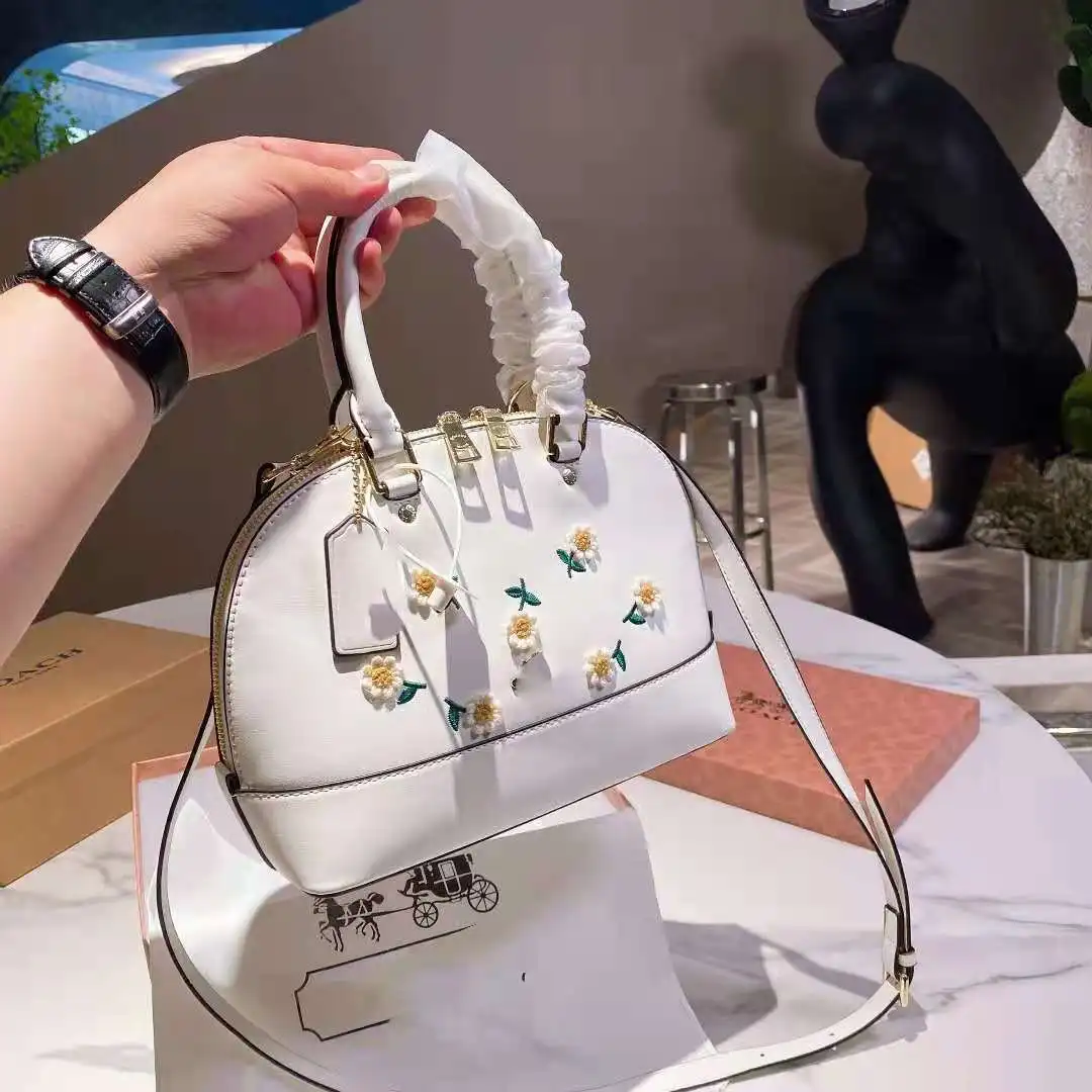 Famous designer 2021 new high-end fashion luxury floral embroidery ladies handbag shoulder bag shell bag eternal classic
Famous designer 2021 new high-end fashion luxury floral embroidery ladies handbag shoulder bag shell bag eternal classic