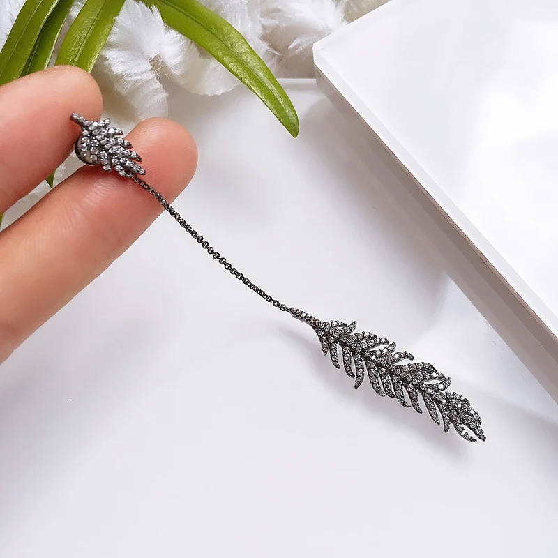 Feather Long Earring single 925 Sterling Silver micro inlaid zircon exquisite fashion elegant high-end women's model
Feather Long Earring single 925 Sterling Silver micro inlaid zircon exquisite fashion elegant high-end women's model