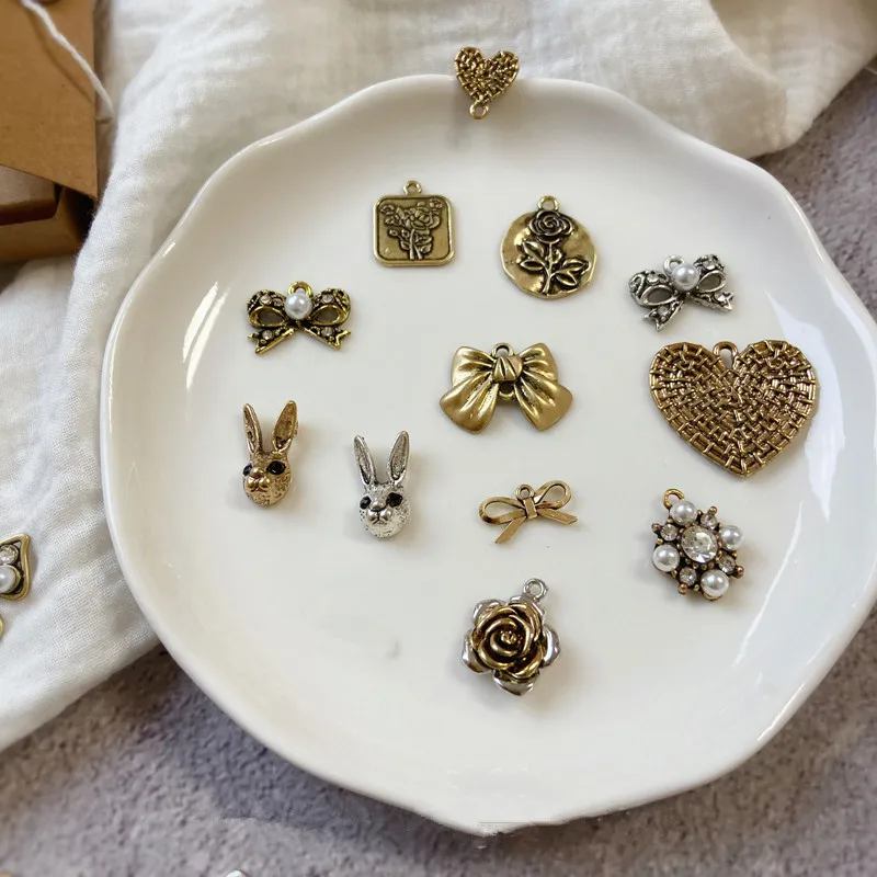 Retro 50pcs/lot cartoon rose flowers/bow/rounds/square shape alloy floating locket charms diy jewelry earring/keychain accessory
Retro 50pcs/lot cartoon rose flowers/bow/rounds/square shape alloy floating locket charms diy jewelry earring/keychain accessory