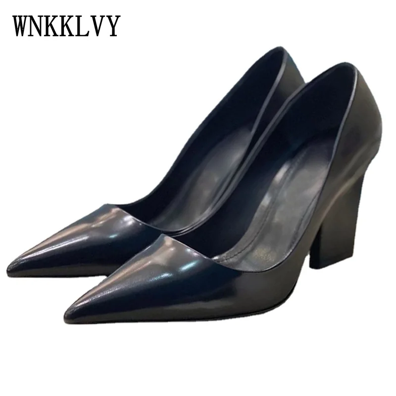 Туфли-лодочки женские из лакированной кожи, на высоком каблуке
Туфли-лодочки женские из лакированной кожи, на высоком каблуке