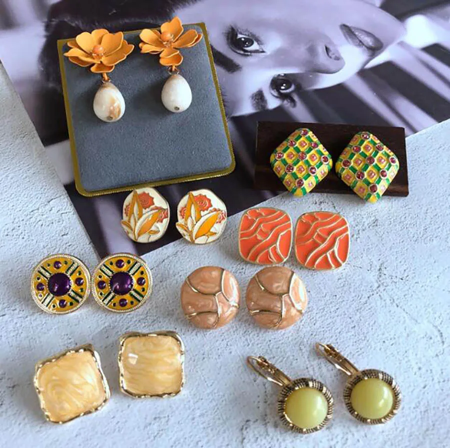 Exquisite color drip glaze glass rhinestone stud earrings for women vintage Painted baroque court charm ear pierced
Exquisite color drip glaze glass rhinestone stud earrings for women vintage Painted baroque court charm ear pierced