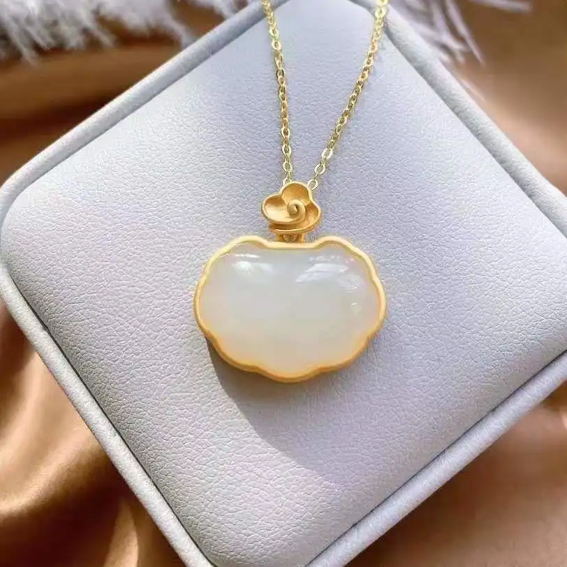 Natural Hetian Jade Lock of Safeness and Luck Pendant S925 Sterling Silver Inlaid Gilding Craft Lucky Female Clavicle Chain
Natural Hetian Jade Lock of Safeness and Luck Pendant S925 Sterling Silver Inlaid Gilding Craft Lucky Female Clavicle Chain