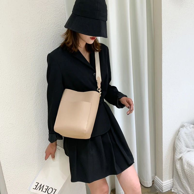 Bags For Women 2021 Simple Handbags Literary Style Female Shoulder Bag Large Capacity Youth Lady Bucket Package For Shopping
Bags For Women 2021 Simple Handbags Literary Style Female Shoulder Bag Large Capacity Youth Lady Bucket Package For Shopping