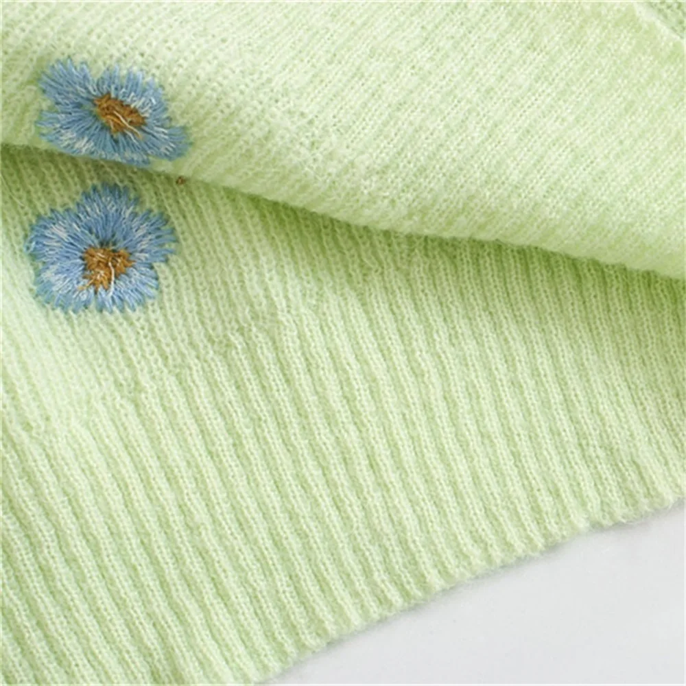 2020 autumn women's long sleeve stand collar flower embroidery sweater stitching embroidery decoration short knit sweater
2020 autumn women's long sleeve stand collar flower embroidery sweater stitching embroidery decoration short knit sweater