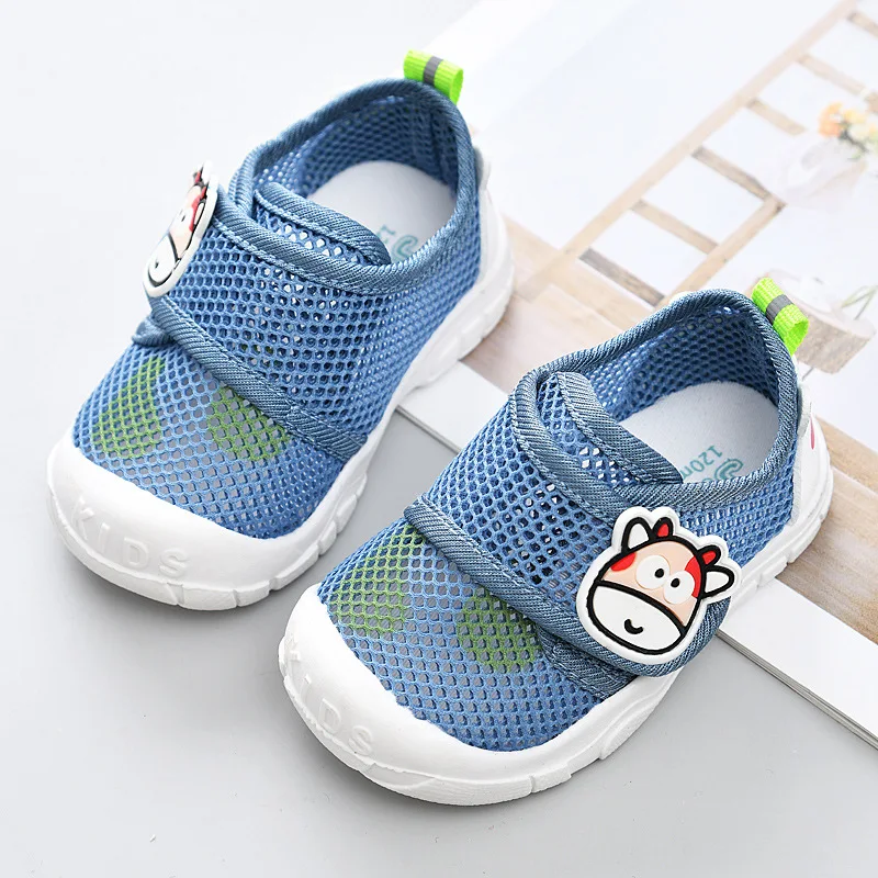Летние и осенние новые туфли для маленьких девочек, сетчатые дышащие туфли для мальчиков, обувь для начинающих ходить с мультяшным рисунком... 
Летние и осенние новые туфли для маленьких девочек, сетчатые дышащие туфли для мальчиков, обувь для начинающих ходить с мультяшным рисунком...