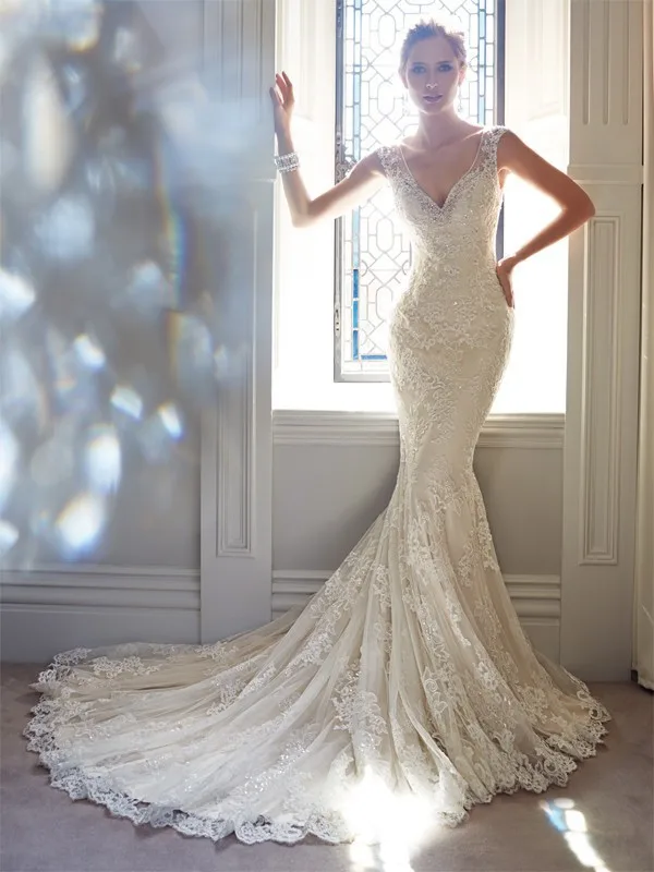 2016 Elegant Crystal V-neck Bodice and Back Zipper with Buttons Lace & beaded Chapel Train Mermaid Wedding dresses
2016 Elegant Crystal V-neck Bodice and Back Zipper with Buttons Lace & beaded Chapel Train Mermaid Wedding dresses