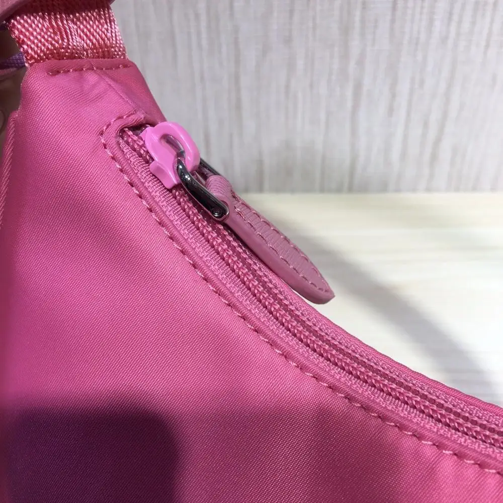 Spring/summer 2020 ladies' lightweight yet practical Hobo underarm bag, super simple and durable, designer exquisite handbag
Spring/summer 2020 ladies' lightweight yet practical Hobo underarm bag, super simple and durable, designer exquisite handbag