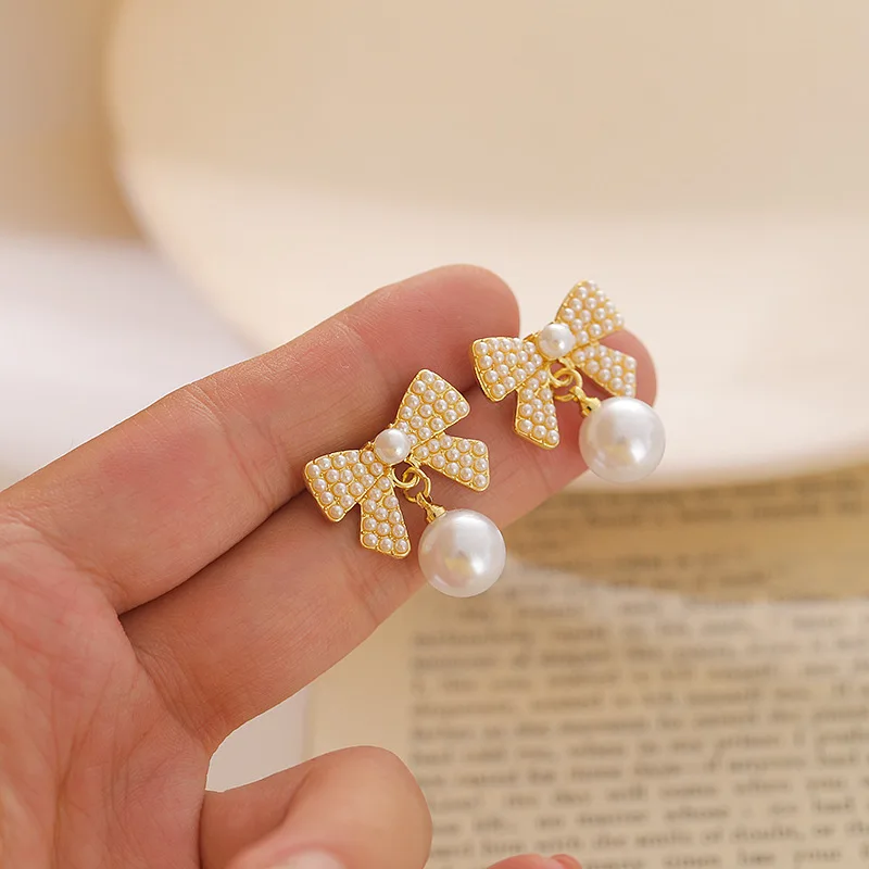 Japanese and Korean temperament elegant bow earrings female wild high-end sense of pearl 925 silver needle stud earrings
Japanese and Korean temperament elegant bow earrings female wild high-end sense of pearl 925 silver needle stud earrings