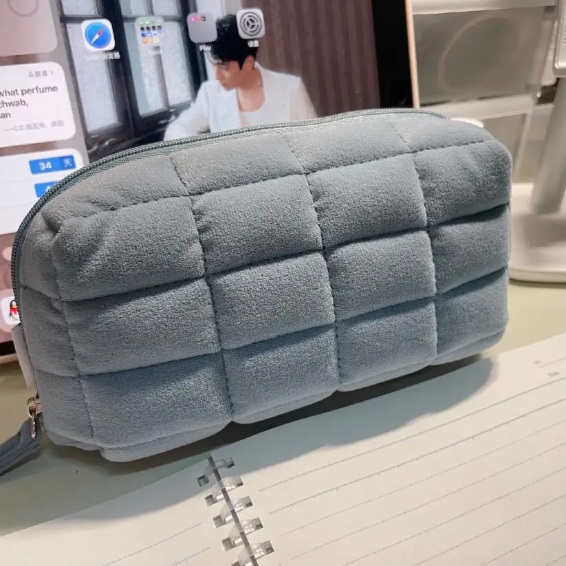 Creative cute little pose pen bag net red large capacity student stationery storage bag Japanese Korean girls heart pencil bag
Creative cute little pose pen bag net red large capacity student stationery storage bag Japanese Korean girls heart pencil bag
