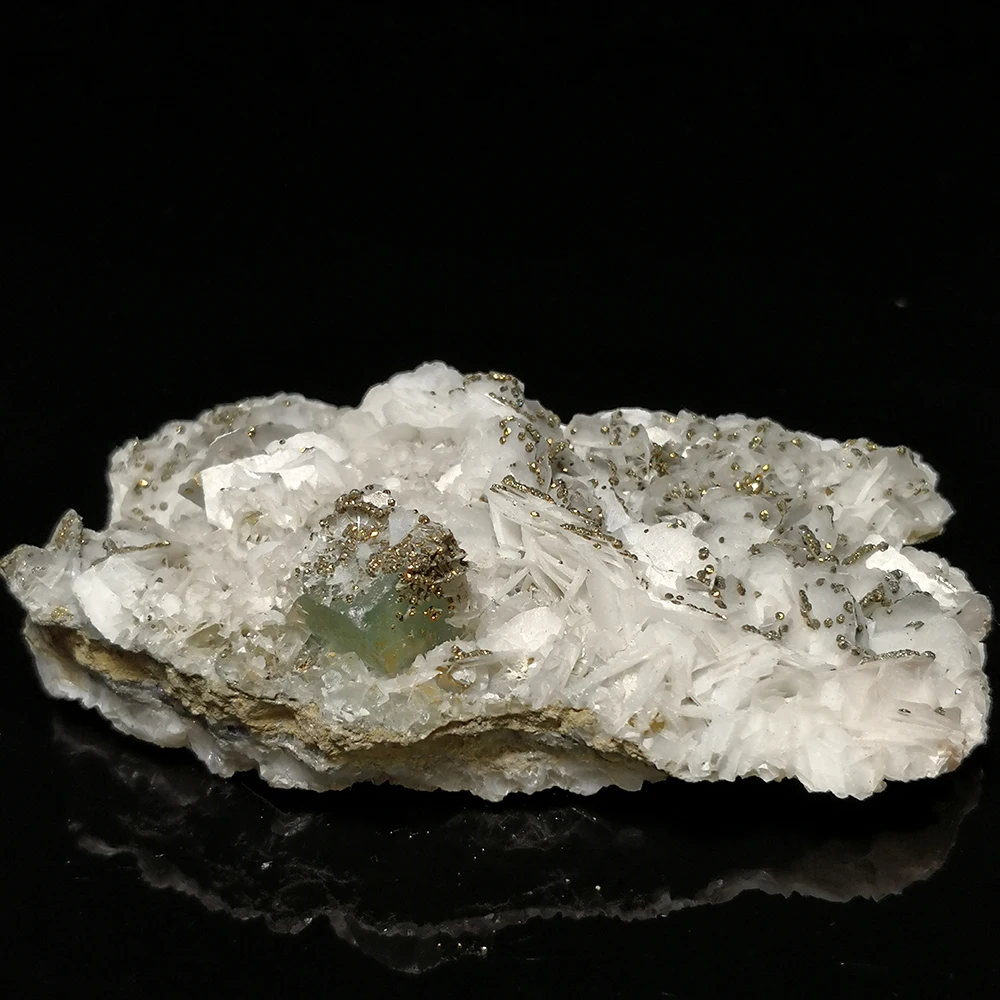 98g Natural Stone Green Fluorite Calcite Pyrite Mineral Crystal Specimen from Yaogangxian Hunan Province,China A1-1
98g Natural Stone Green Fluorite Calcite Pyrite Mineral Crystal Specimen from Yaogangxian Hunan Province,China A1-1
