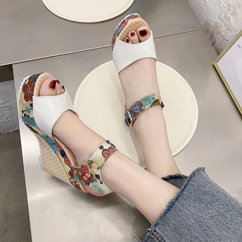 Summer Leisure Vacation Sea Beach Women's Sandals Thick-soled Slope with Small Floral Design Retro Classic High-heeled Sandals
Summer Leisure Vacation Sea Beach Women's Sandals Thick-soled Slope with Small Floral Design Retro Classic High-heeled Sandals