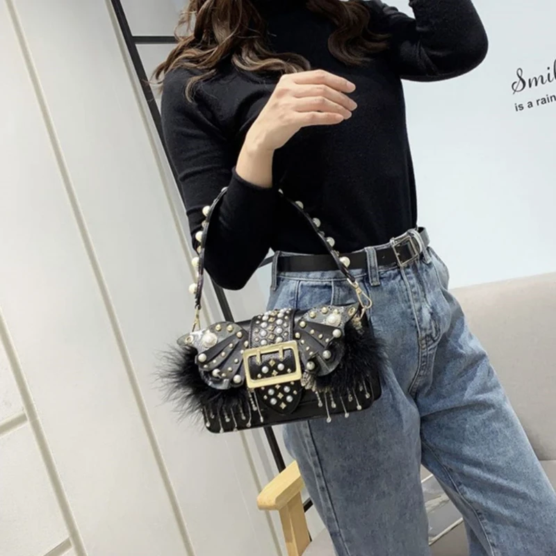 2021 Winter New Fox Fur Handbags Genuine Leather Owl Bags Pearl Rivet Small Square Bag Diagonal Shoulder Handbags Channels Purse 
2021 Winter New Fox Fur Handbags Genuine Leather Owl Bags Pearl Rivet Small Square Bag Diagonal Shoulder Handbags Channels Purse