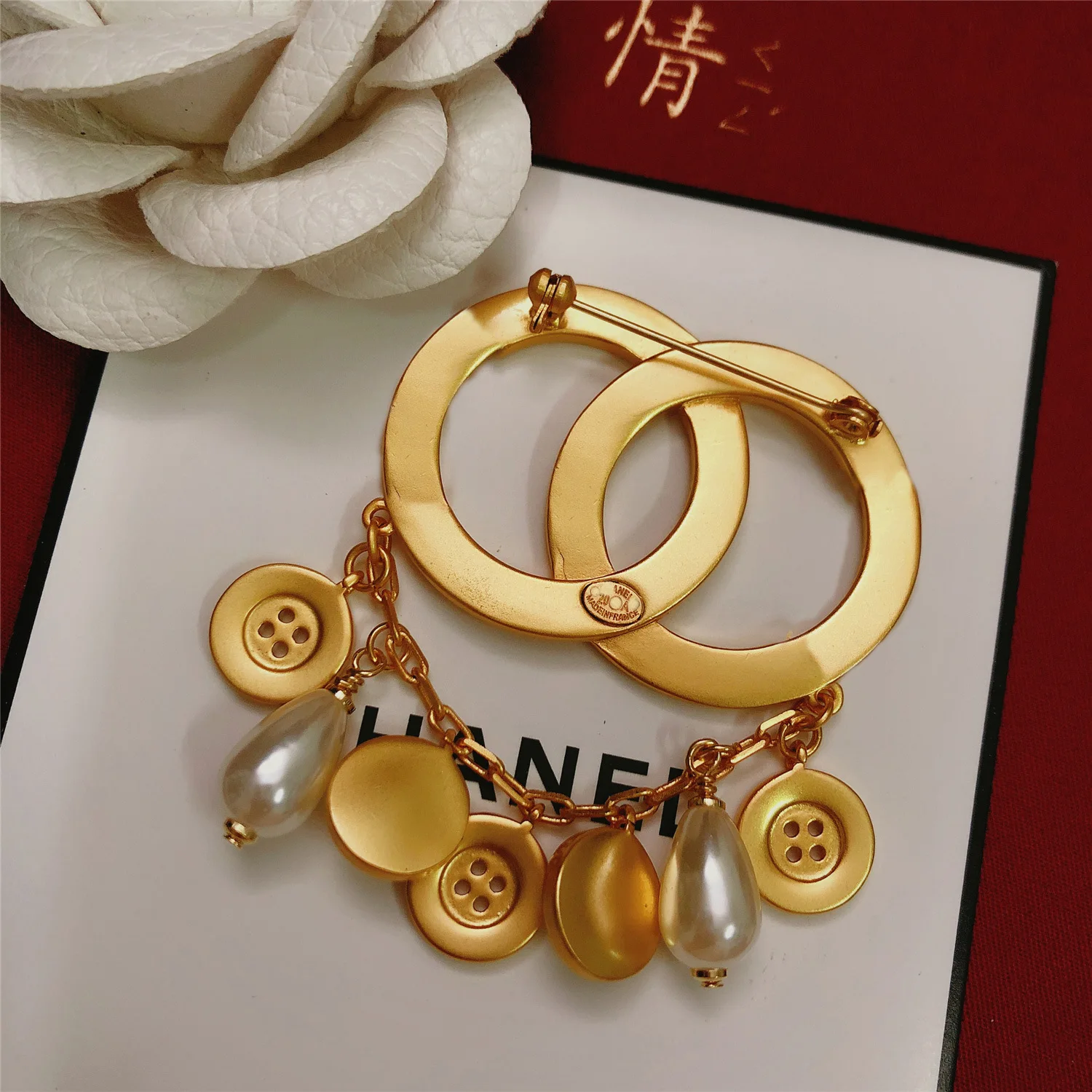 French Medieval Vintage small fragrance double C brooch brooch female dumb gold button letter tassel granny
French Medieval Vintage small fragrance double C brooch brooch female dumb gold button letter tassel granny