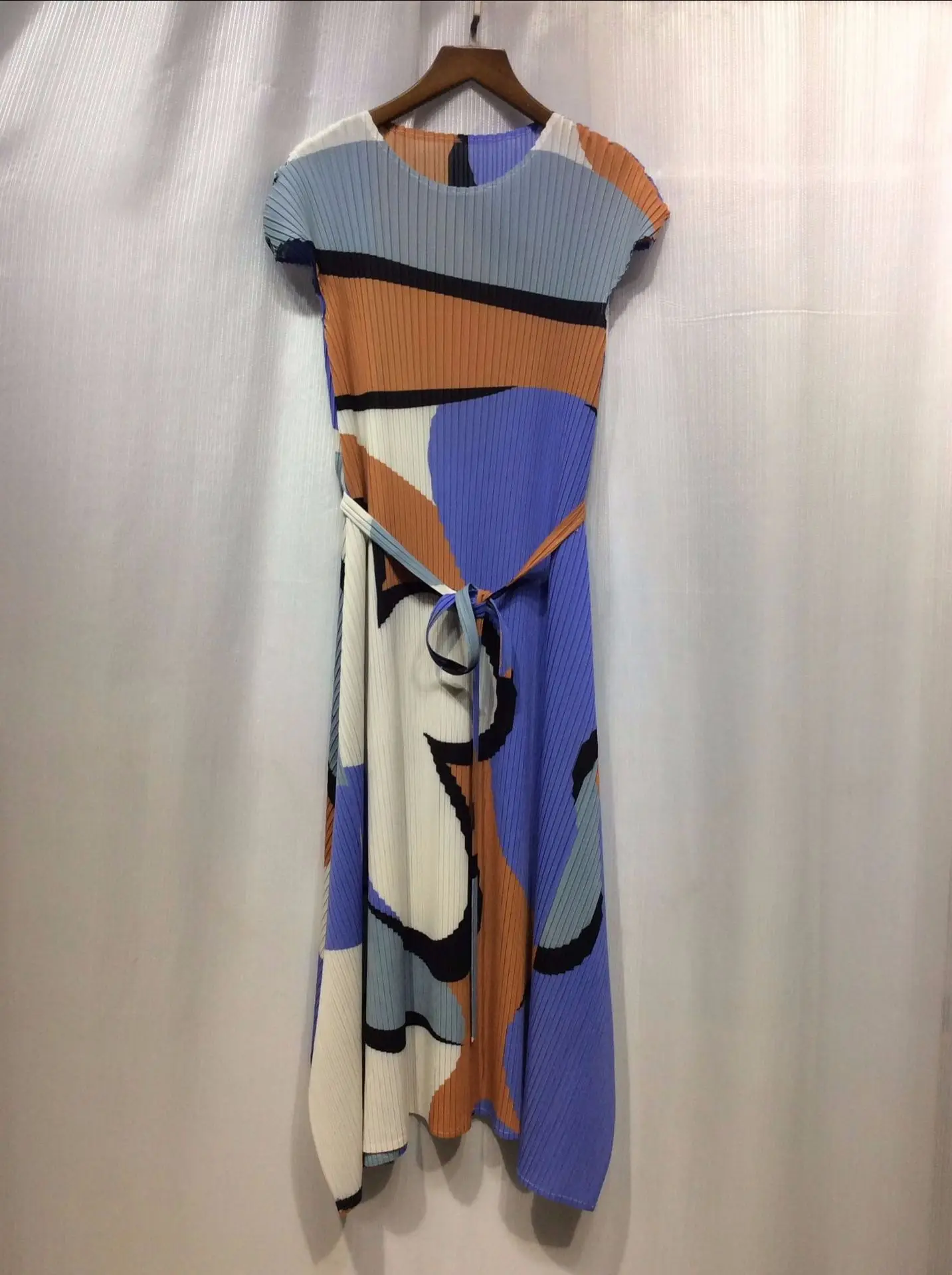 New three house pleated contrast dress summer geometric printing irregular lace up high waist slim mid length skirt
New three house pleated contrast dress summer geometric printing irregular lace up high waist slim mid length skirt