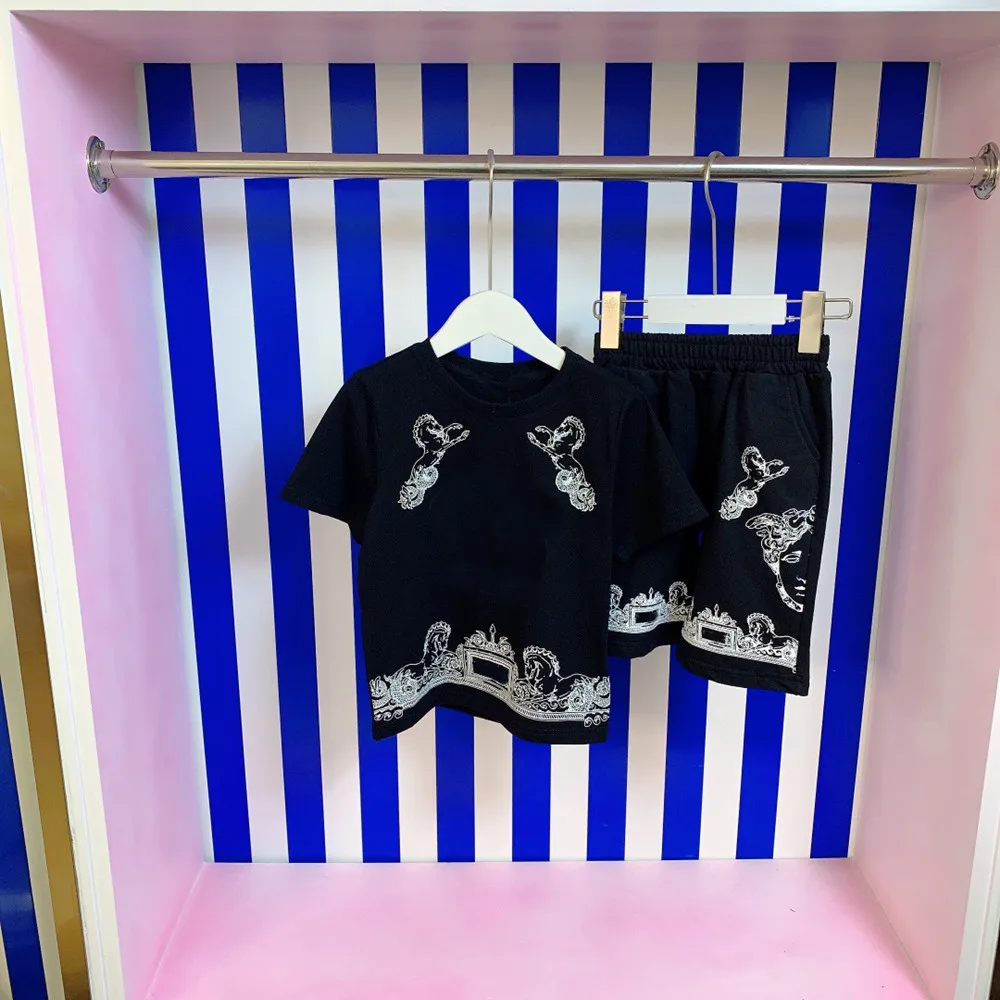 Boys Boutique Clothing Summer 2022 New Boy Short Sleeve Sets Children T-shirt Top shorts Two-Piece Suit Kids Designer Clothes
Boys Boutique Clothing Summer 2022 New Boy Short Sleeve Sets Children T-shirt Top shorts Two-Piece Suit Kids Designer Clothes