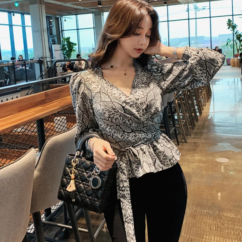 New Korean Version of the Female T-shirt Slim V-neck Short Lace Up Waist Fashion Sexy Snake Pattern Bottoming Shirt Top Women
New Korean Version of the Female T-shirt Slim V-neck Short Lace Up Waist Fashion Sexy Snake Pattern Bottoming Shirt Top Women
