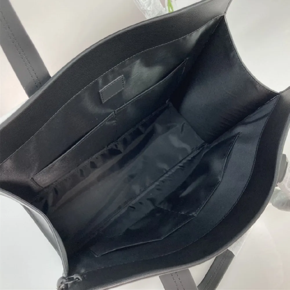 2021 men's casual leather large-capacity shopping bag 
2021 men's casual leather large-capacity shopping bag