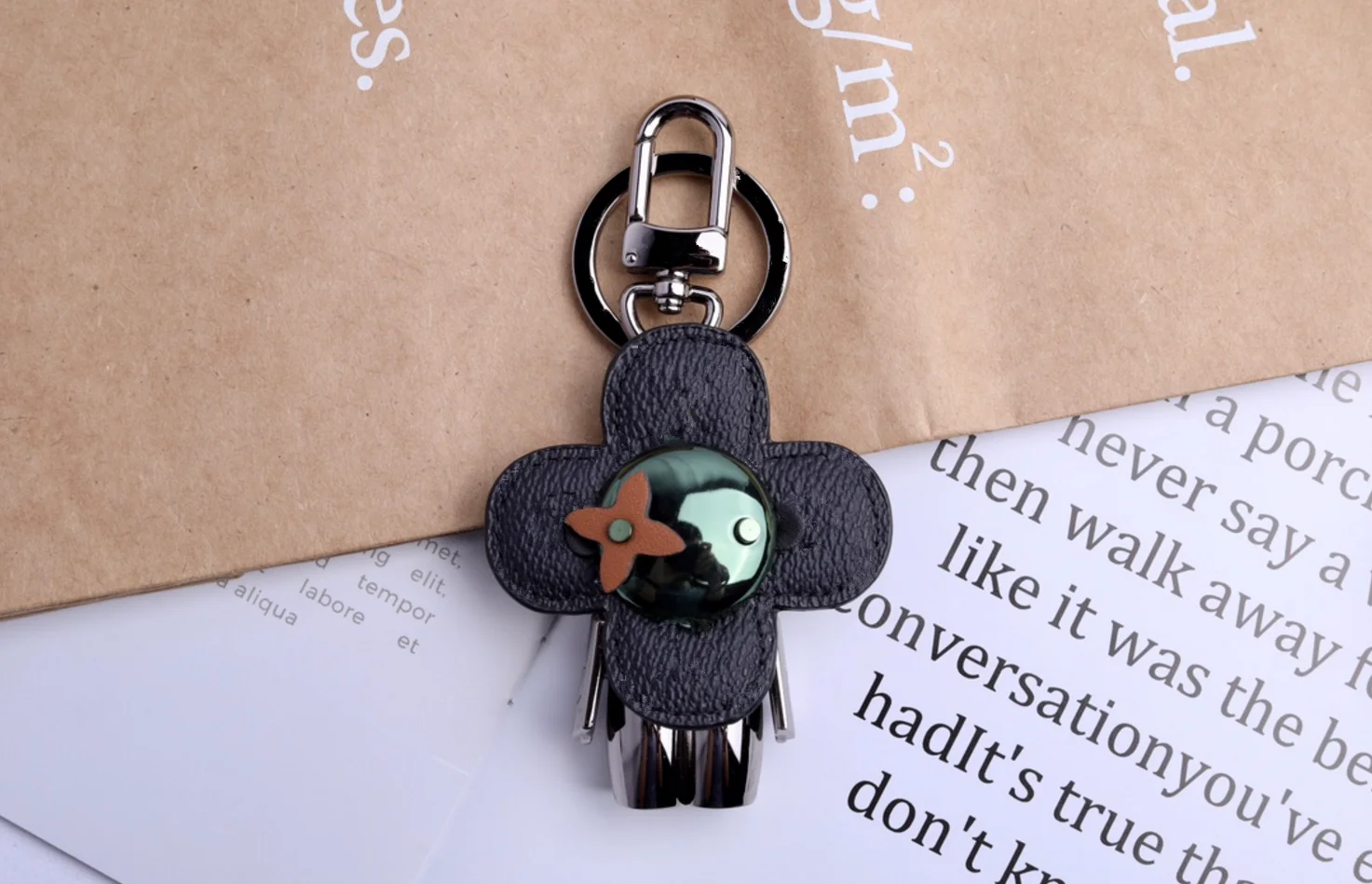 Luxury Good Luck Clover Metal Key Chain High-End Fashion Brands Key Chain Flower KeyRing Women Bag Charm Pendant Car Accessories
Luxury Good Luck Clover Metal Key Chain High-End Fashion Brands Key Chain Flower KeyRing Women Bag Charm Pendant Car Accessories