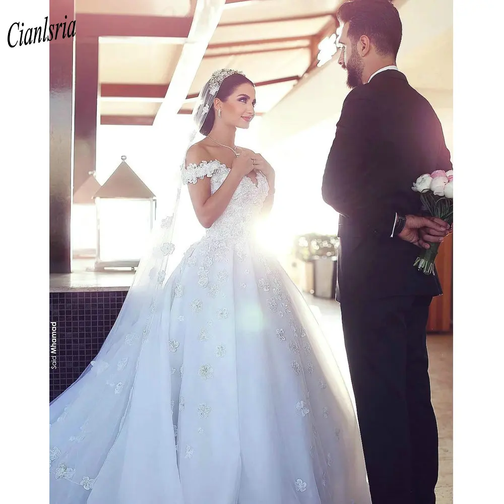 Elegant Off The Shoulder Floral Appliques Lace Dubai Saudi Arabic Ball Gown Wedding Dress Sweetheart Sleeveless Bridal Gown
Elegant Off The Shoulder Floral Appliques Lace Dubai Saudi Arabic Ball Gown Wedding Dress Sweetheart Sleeveless Bridal Gown