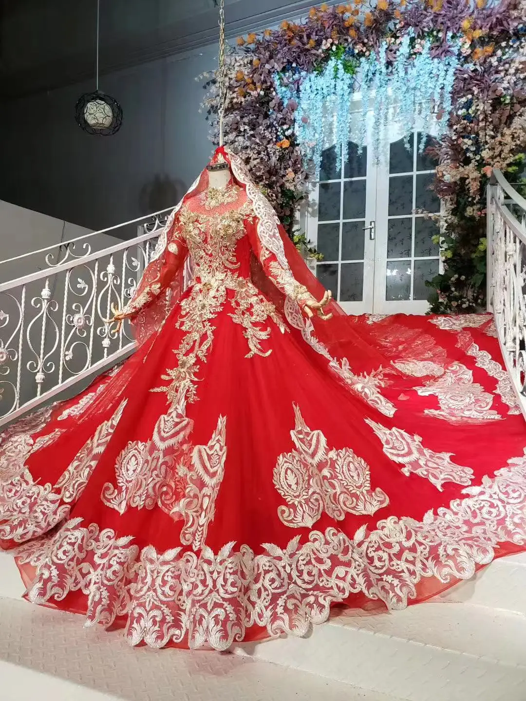 Luxury Arabic Muslin Red Wedding Dress Long Sleeve Ball Gown Tired Hemline Gold Lace Puffy Crystals Wedding Gowns Bride Mariage
Luxury Arabic Muslin Red Wedding Dress Long Sleeve Ball Gown Tired Hemline Gold Lace Puffy Crystals Wedding Gowns Bride Mariage